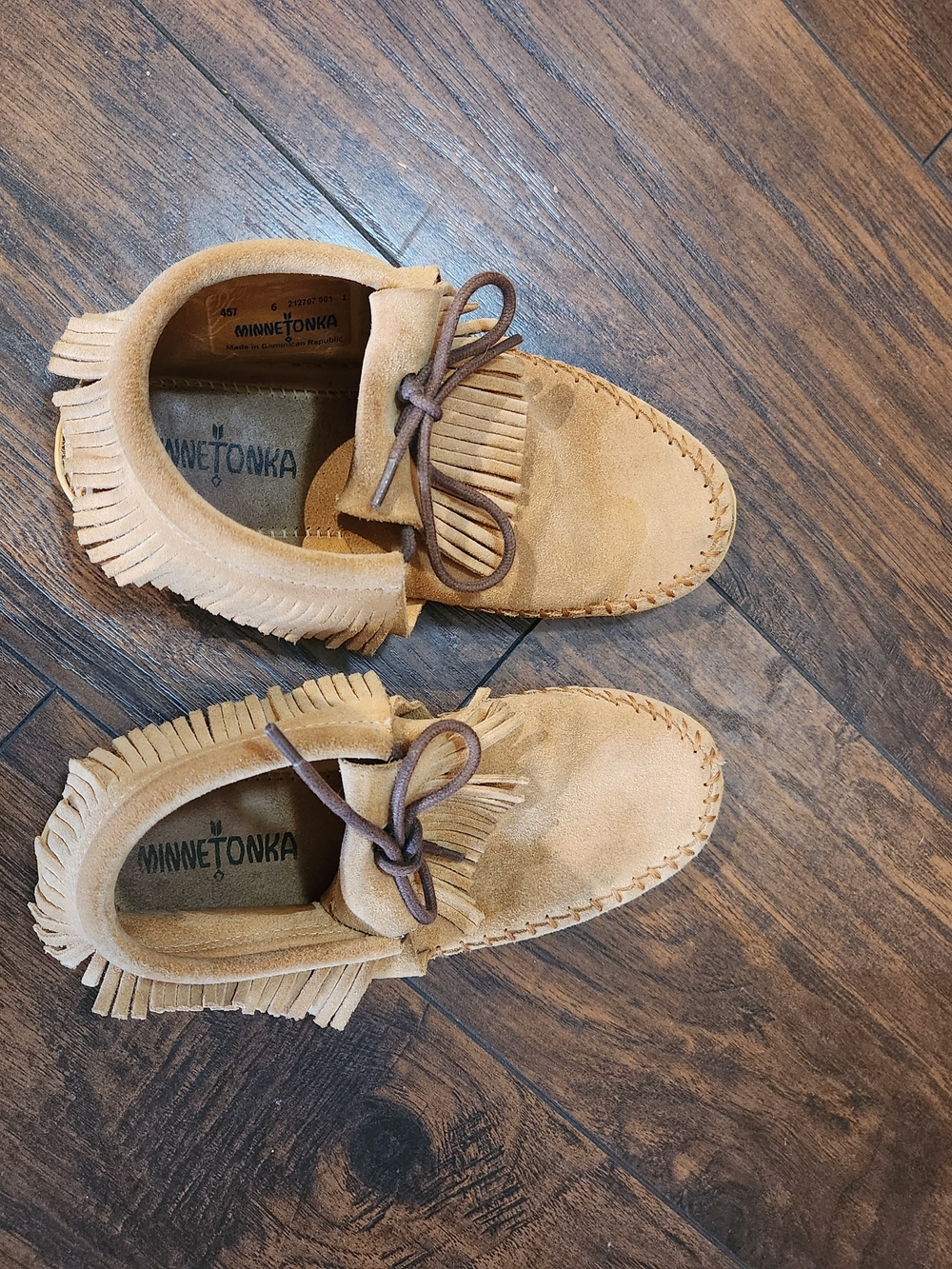 Minnetonka Women's Fringe Moccasin - Tan Suede